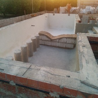Construcción de Tumbona utilizada como separación en piscina de niños