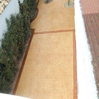 hormigon impreso pasillo con jardinera alcorque arbol torrevieja